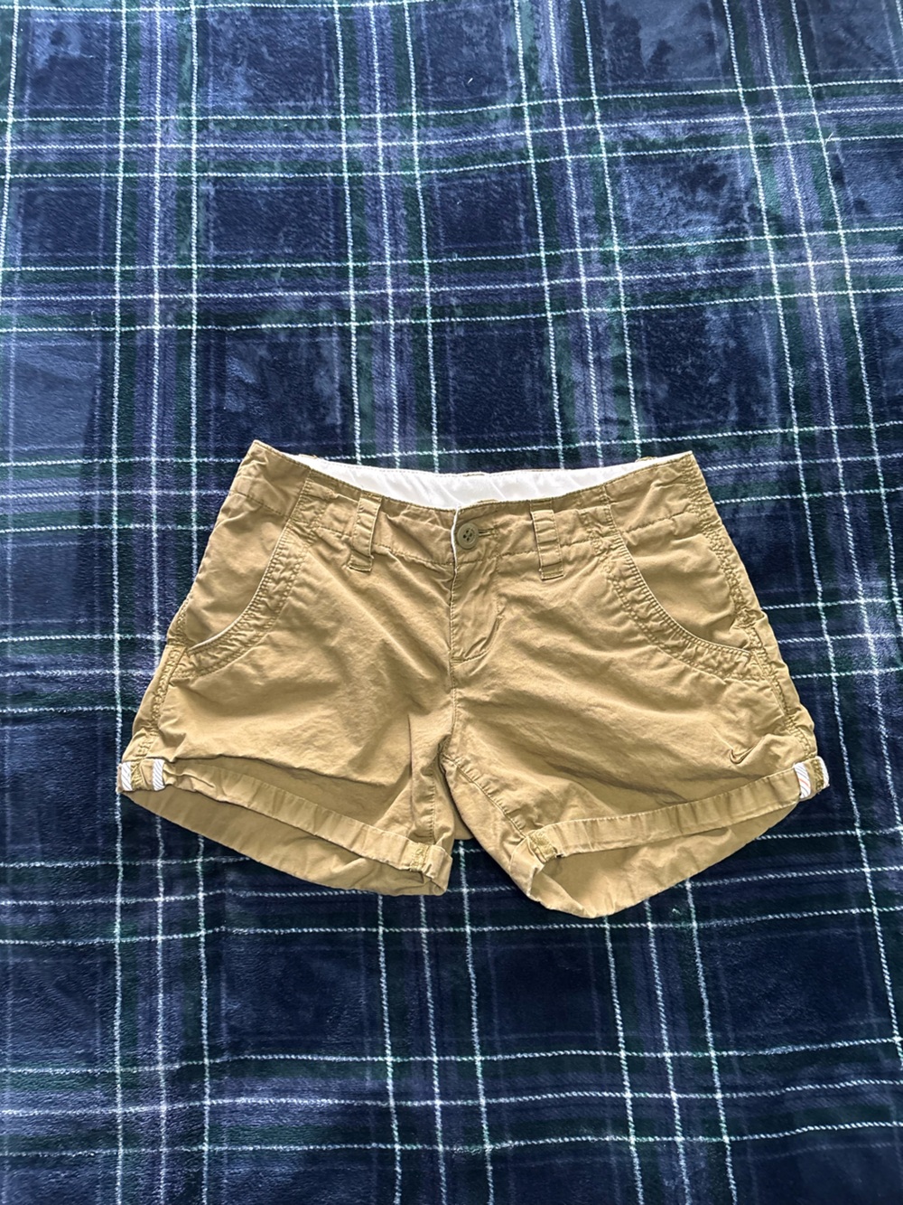 2000s Nike tan cuffed shorts. Size 2.